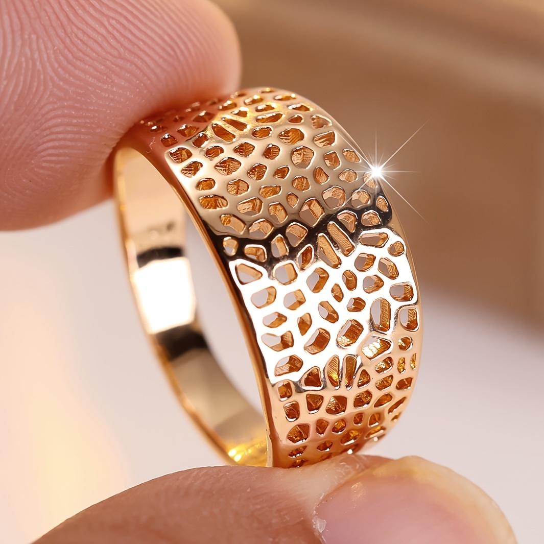 Unisex Honeycomb-Patterned Openwork Ring, Elegant and Versatile